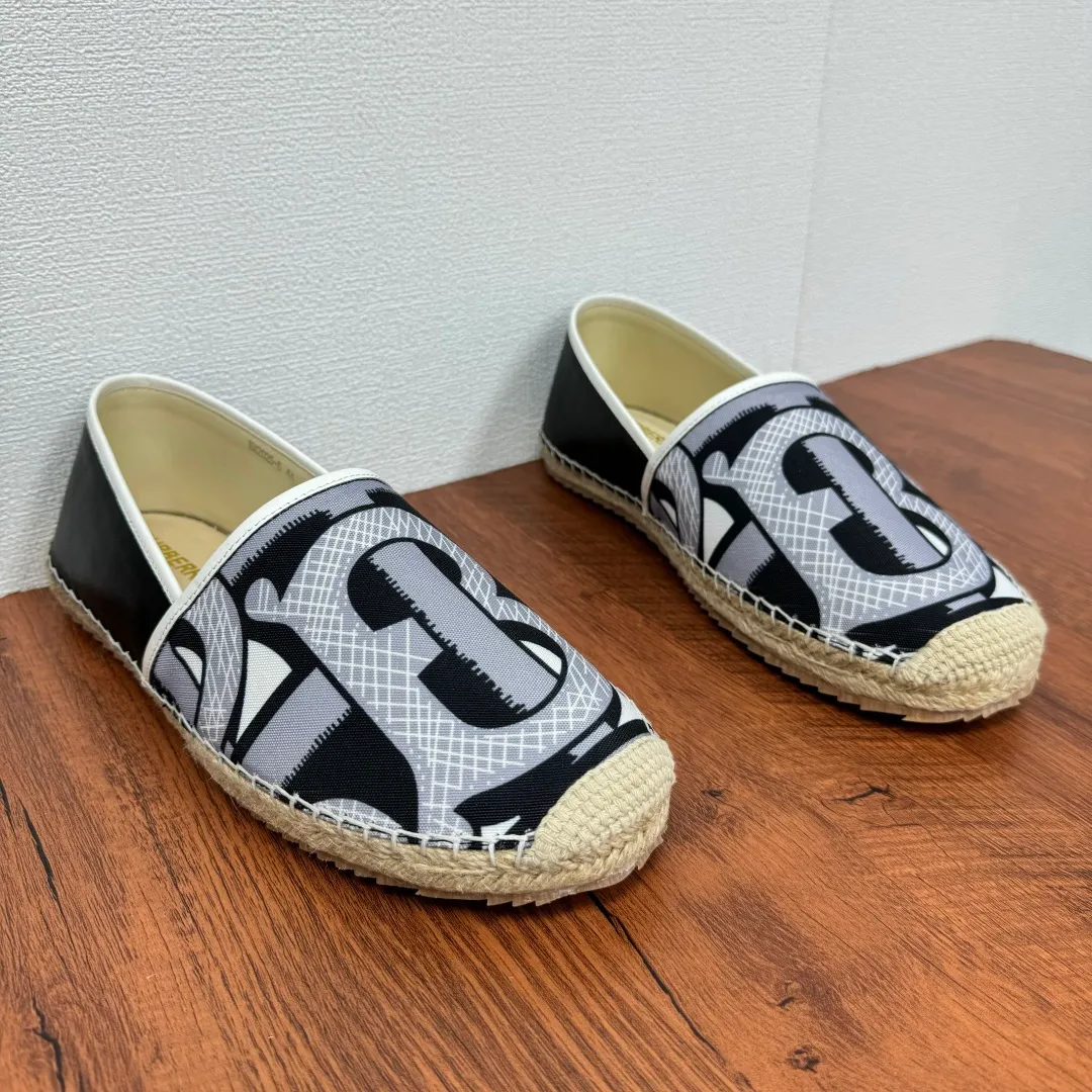 Batch 600 Burberry/Burberry new summer men's embroidered straw fisherman shoes, cool slip-on straw shoes! Encounter British fashion with Burberry espadrilles, a perfect blend of classic and fashionable. The unique printing on the upper is a manifestation of the brand's style. Every color and every pattern tells the story of England. Straw soles bring a natural texture, comfortable and chic. Whether you are strolling in the city streets or heading to the beach for vacation, it can add elegance and charm to you, easily become the center of attention, and start your own fashion journey. Classic knitted canvas upper, with thin calfskin lining suitable for summer, straw lining, genuine leather patch at the bottom of the heel, hemming technology, and Mark stitching details! Anti-slip rubber bottom layer, integrated injection molding of large LOGO letters and badges, multiple colors and styles to choose from, complete package! Size: 39-40-41-42-43-44 Normal size Item number: 2025-5 Printing black and gray